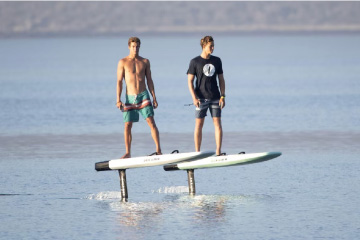 Due ragazzi provano il foil in mare