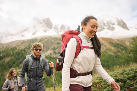 Tre ragazzi in montagna con lo zaino da trekking Decathlon